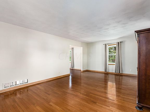 3rd image of 259 Chateaugay Dr SW