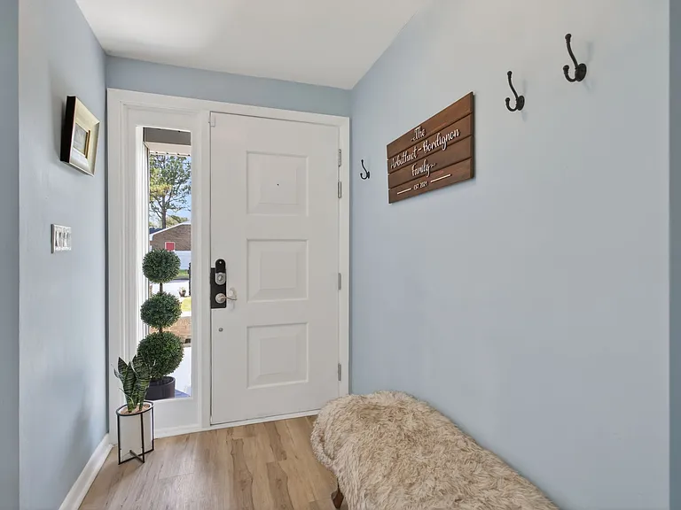 403 Holloway Dr — Photo 6