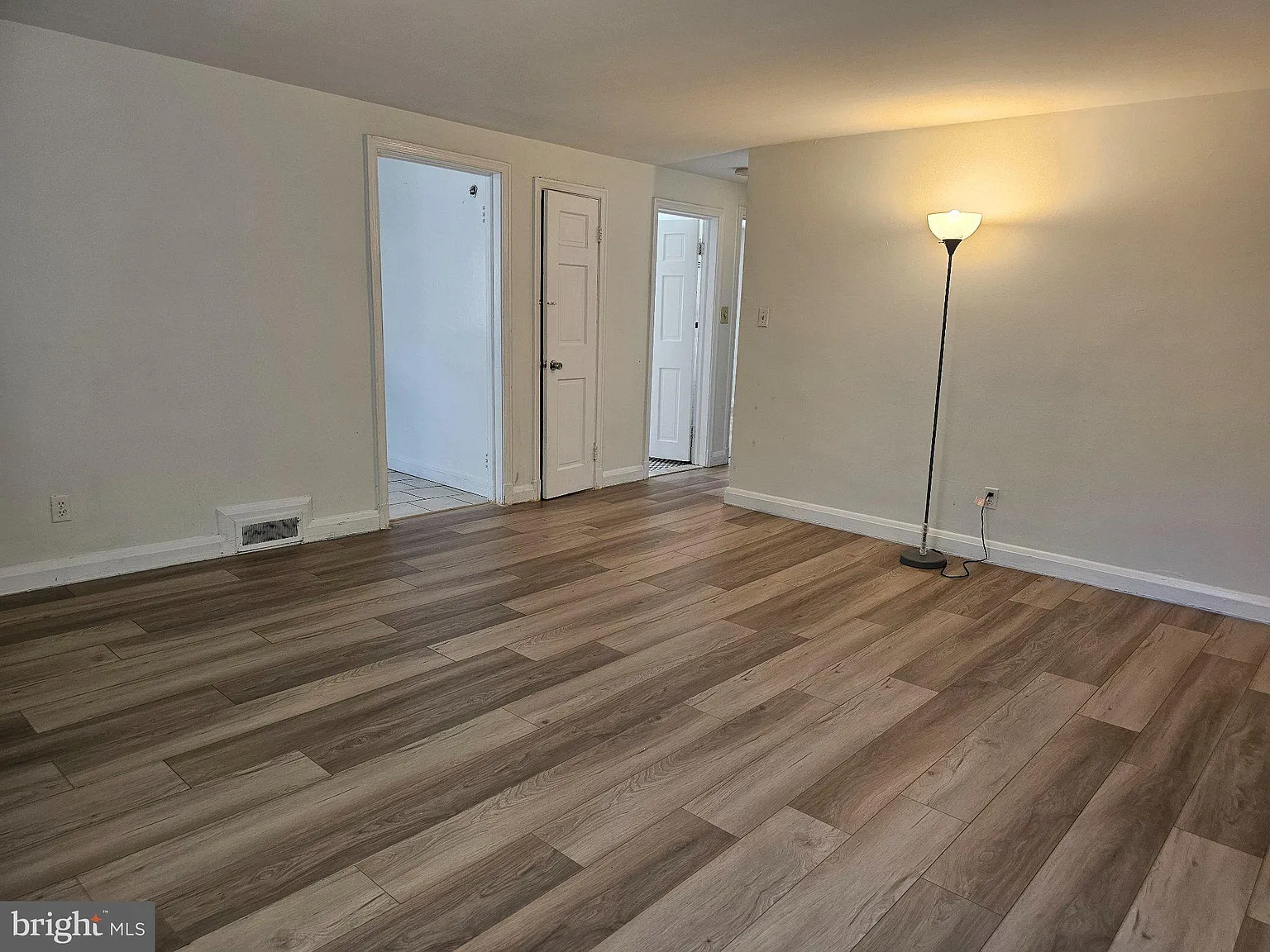2 bed, 1.0 bath, 2150 sqft, $1,900 — Photo 4
