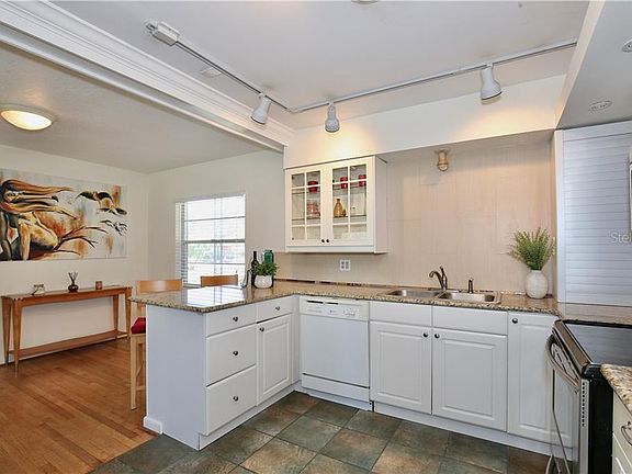 4th image of 3107 Vine St