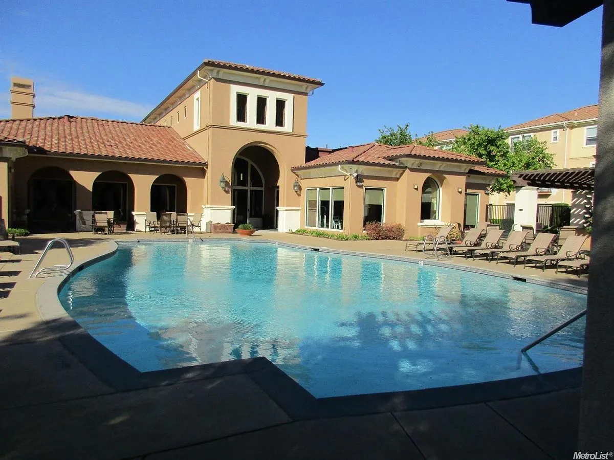 1 bed, 846 sqft, $1,975 — Photo 2