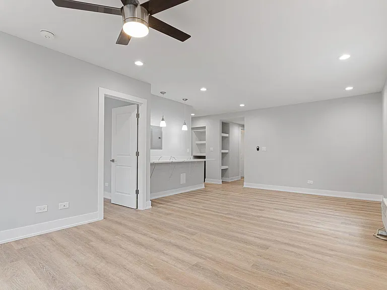 1303 W Estes Ave #3E — Photo 4
