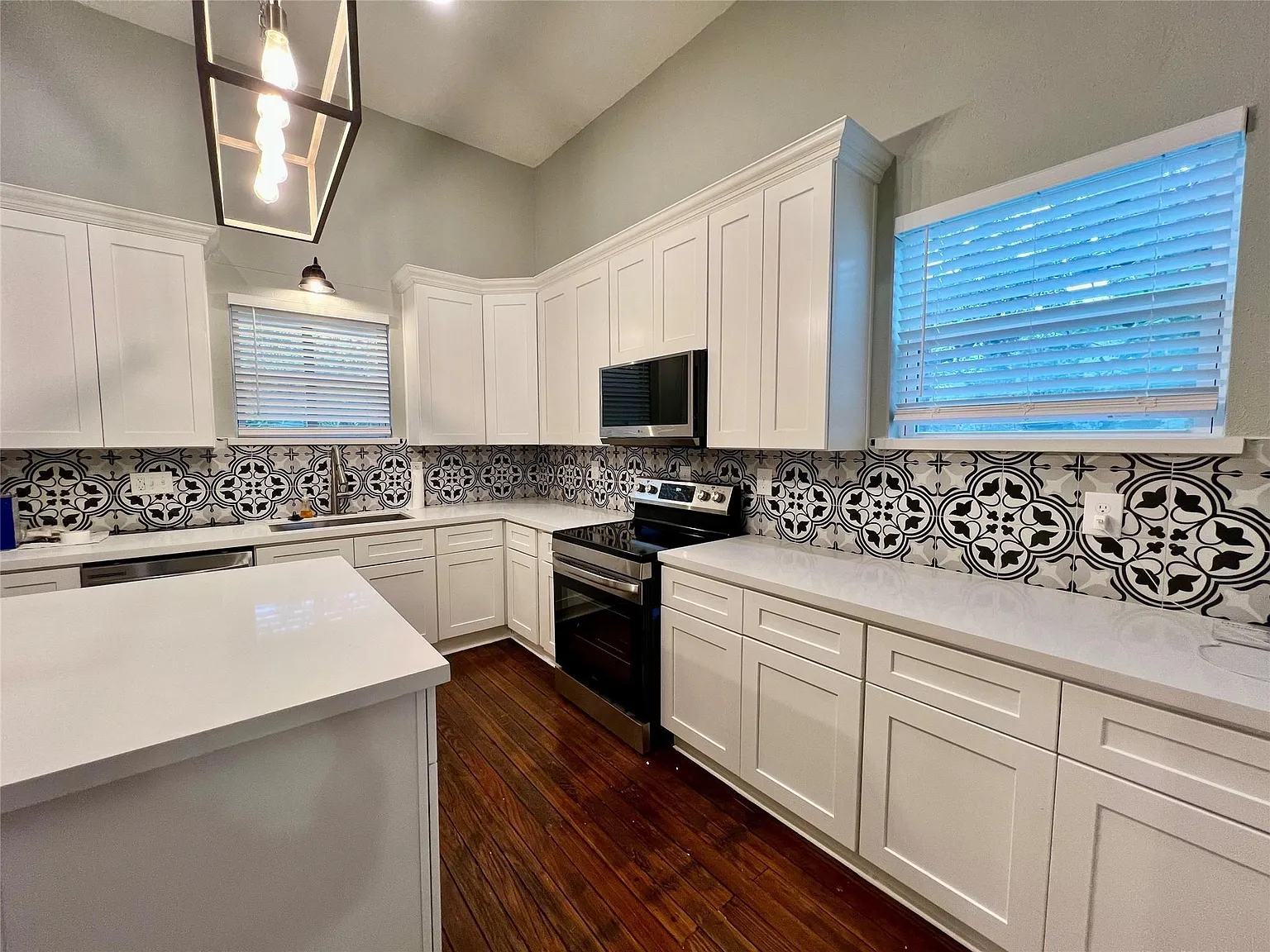 3 bed, 2.0 bath, 1779 sqft, $1,900 — Photo 2