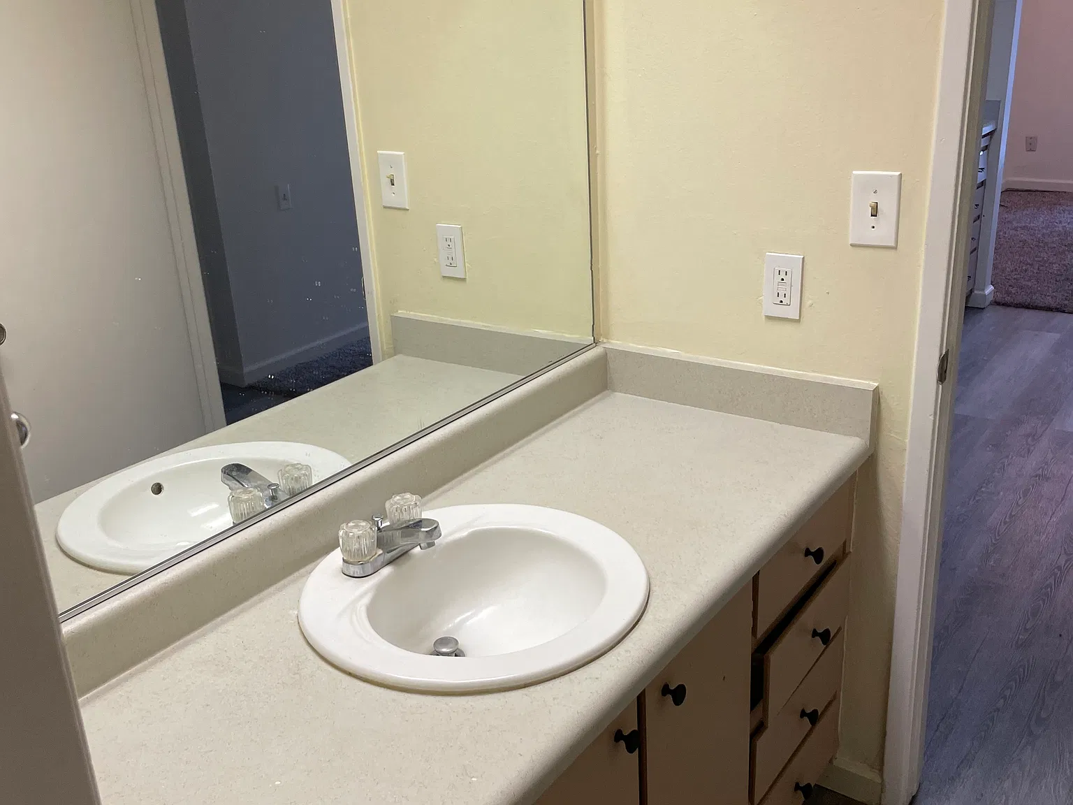 2 bed, 1000 sqft, $1,700 — Photo 2