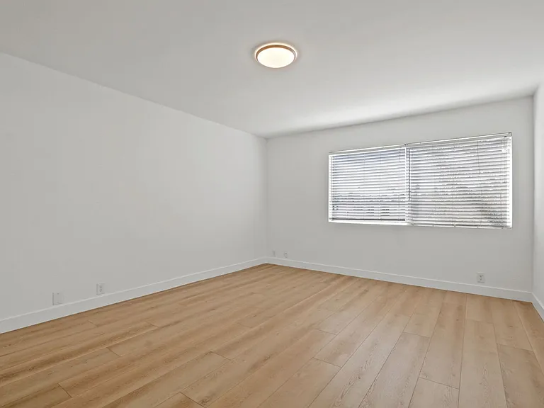 12258 Montana Ave - across from Brentwood golf course! — Photo 13
