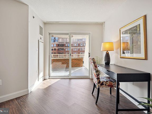 5th image of 900 N Taylor St APT 1011