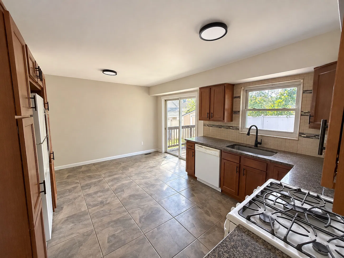 3 bed, 1374 sqft, $2,000 — Photo 3