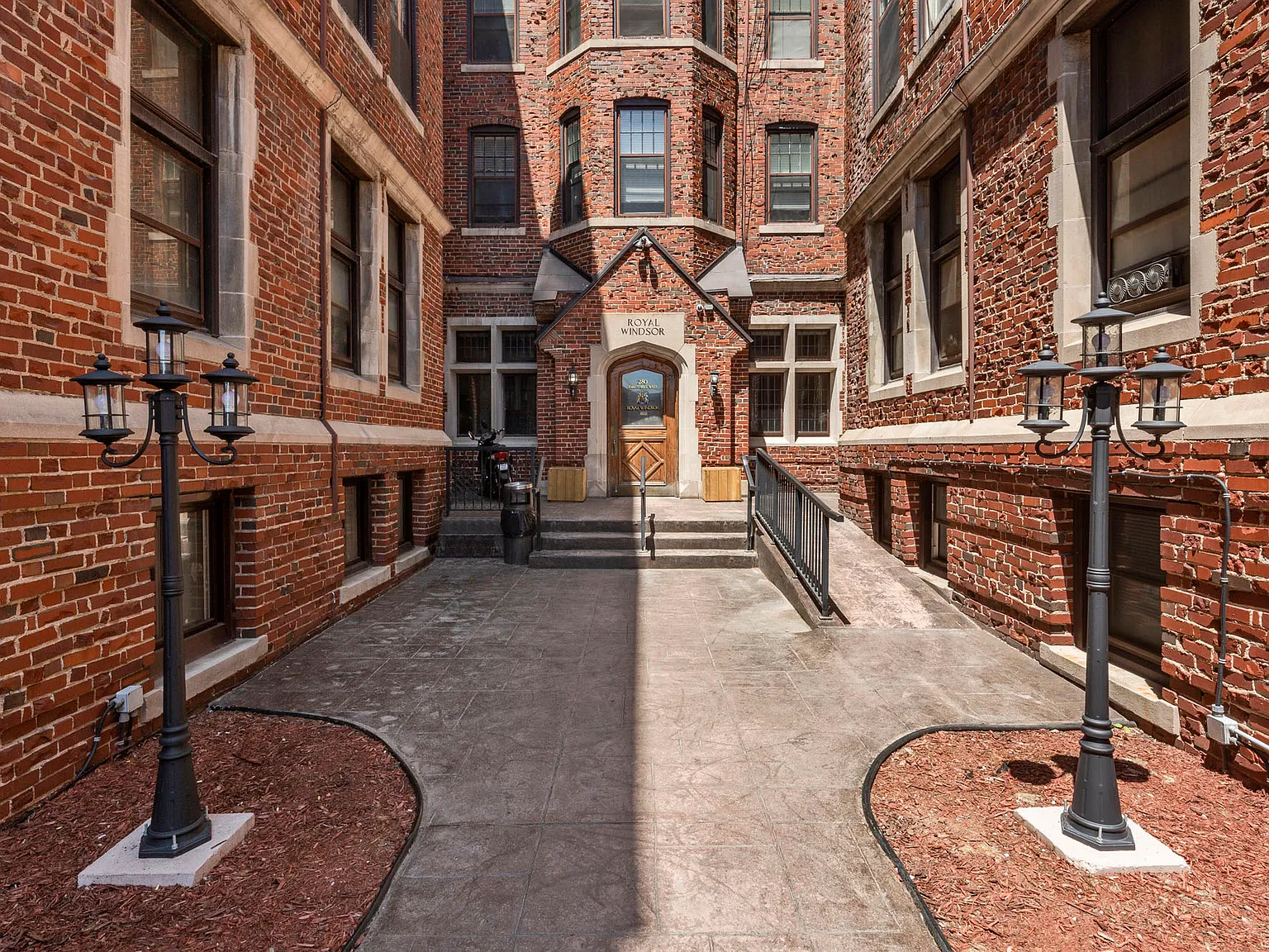 280 Park Street West — Photo 1