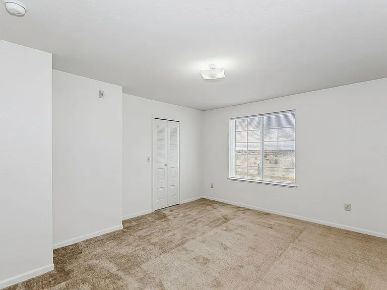 Colonial Pointe at Fairview Apartments — Photo 23