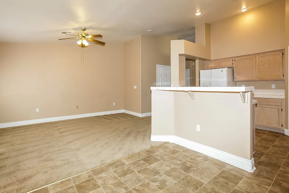 3 bed, 2.0 bath, 1977 sqft, $2,310 — Photo 4