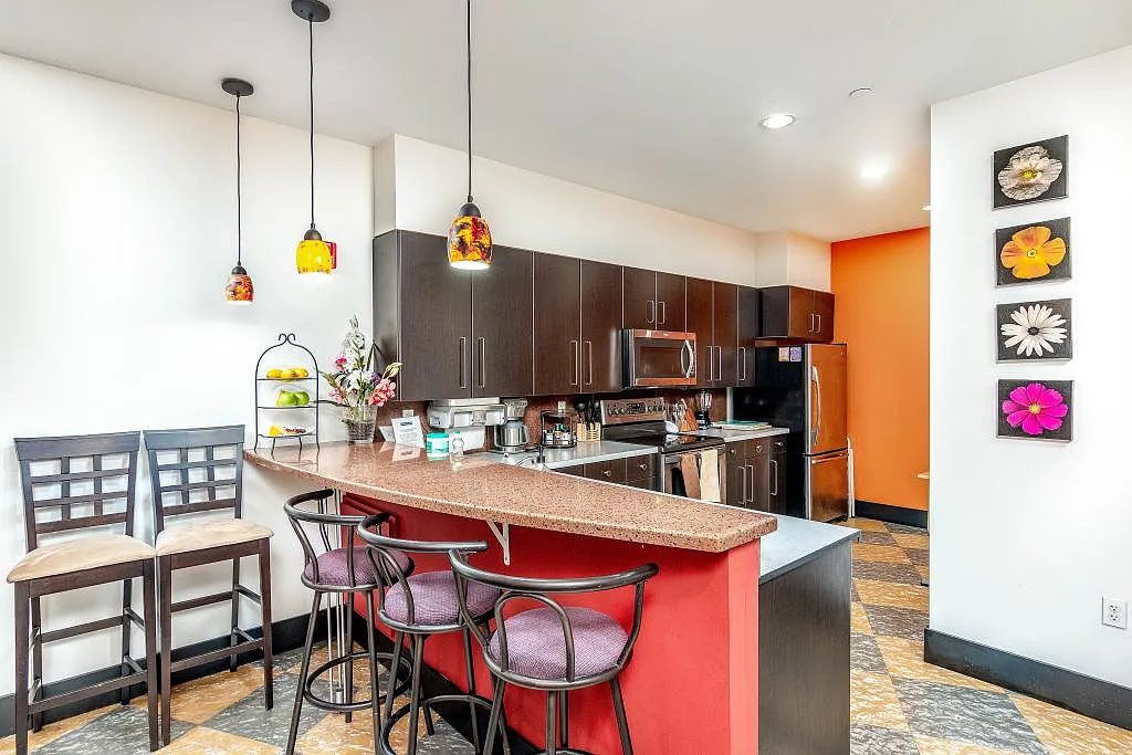 Asia Condominiums - 2 bedrooms — Photo 4