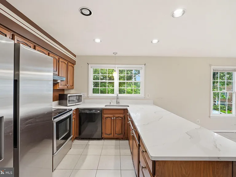 8715 Delcris Dr — Photo 11