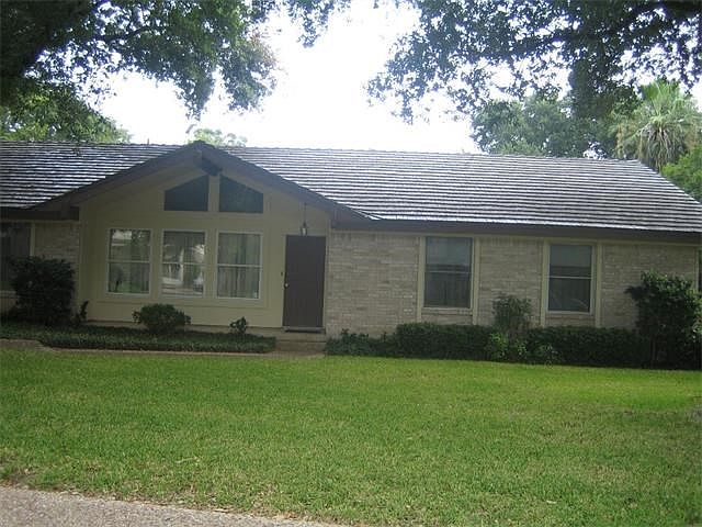 1st image of 10702 Pinehurst Dr