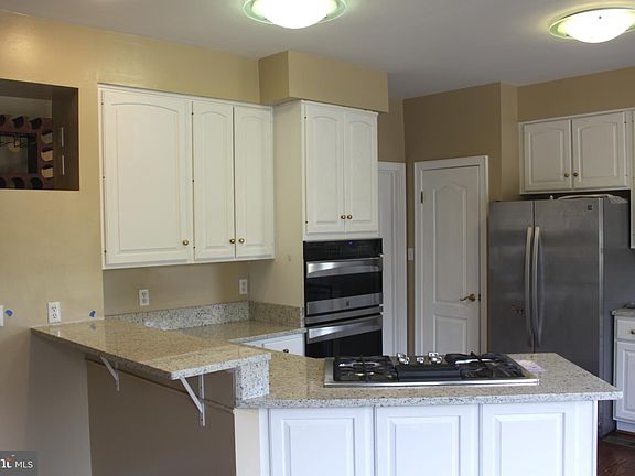 3rd image of 4012 Dogberry Ln