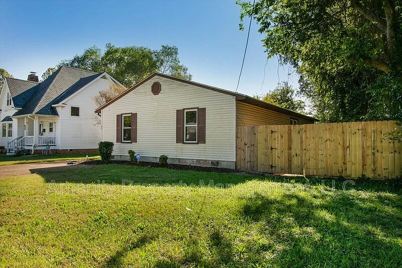 3 bed, 2.5 bath, 1399 sqft, $2,100 — Photo 3