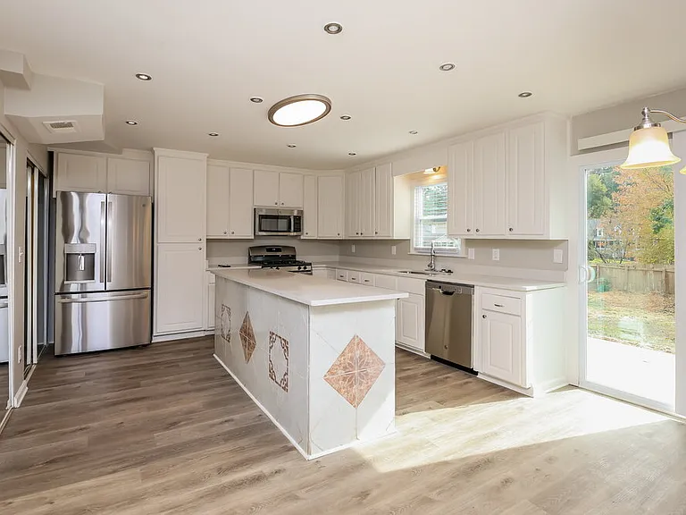 649 Edwards Ct — Photo 9