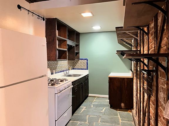 5th image of 819 Stann St #2E