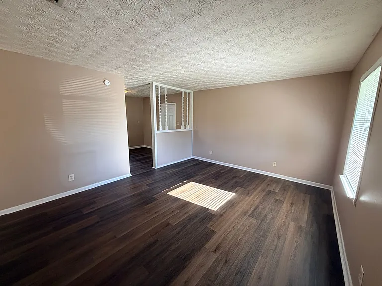408 S College St — Photo 2