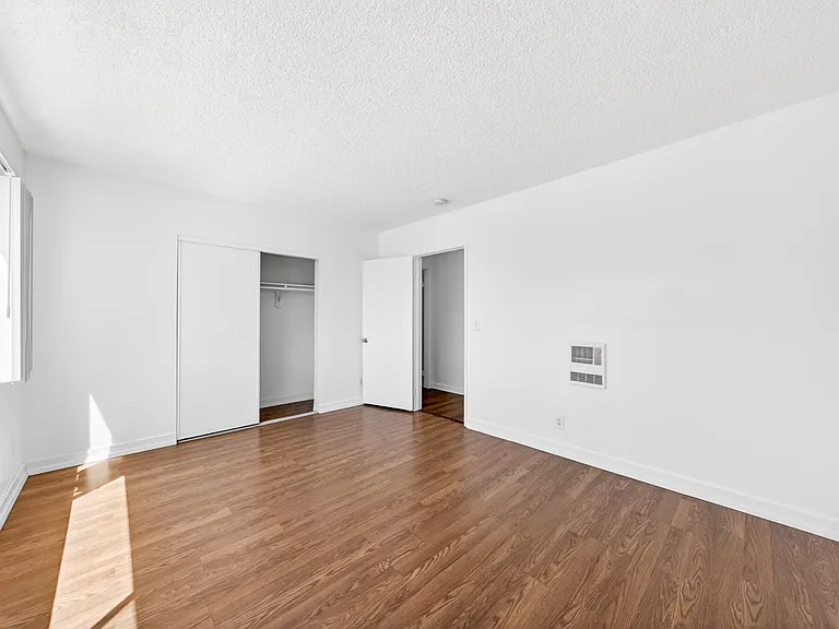 Serrano Apartments — Photo 10