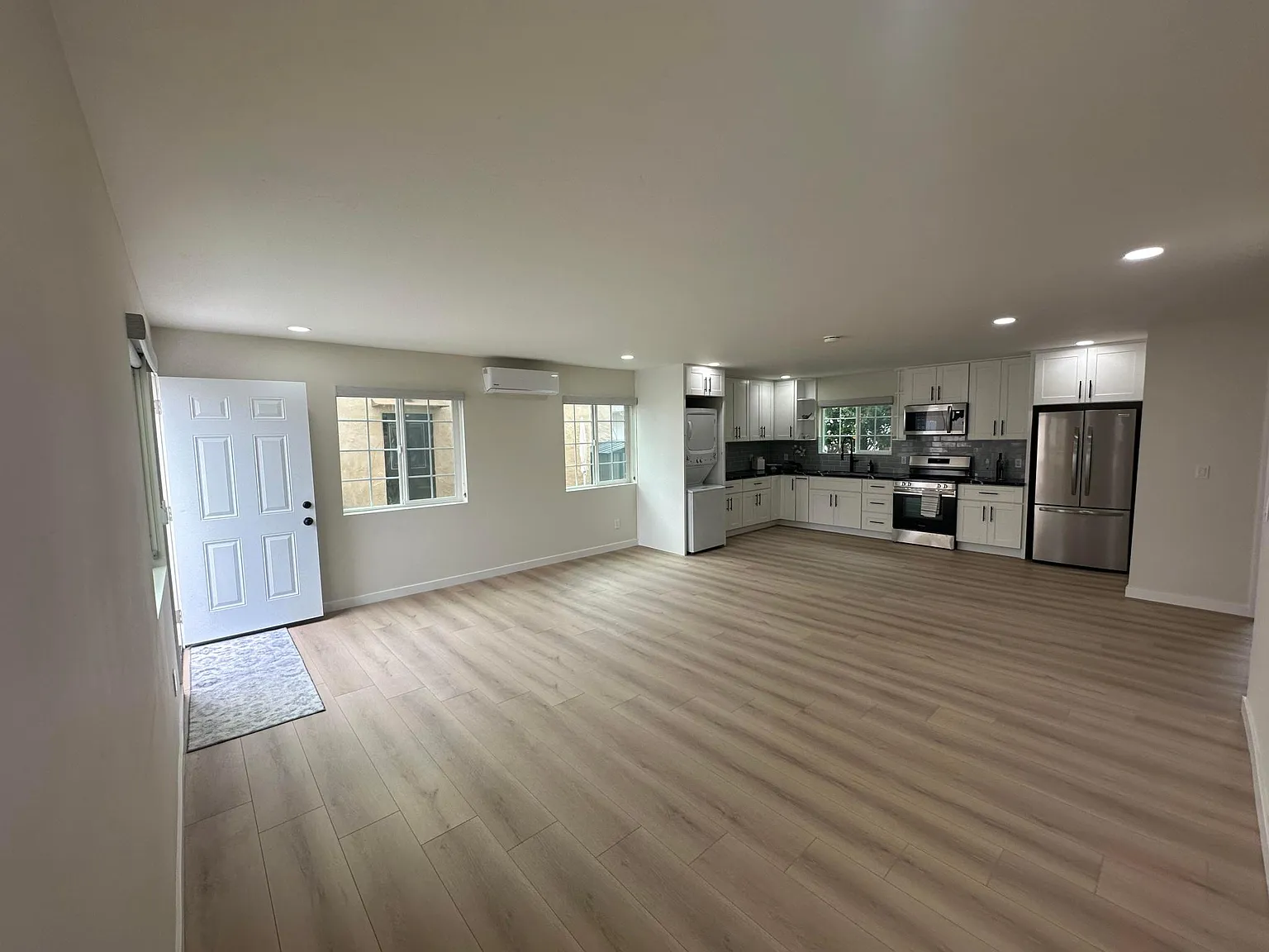 3 bed, 3.5 bath, 1200 sqft, $4,200 — Photo 2