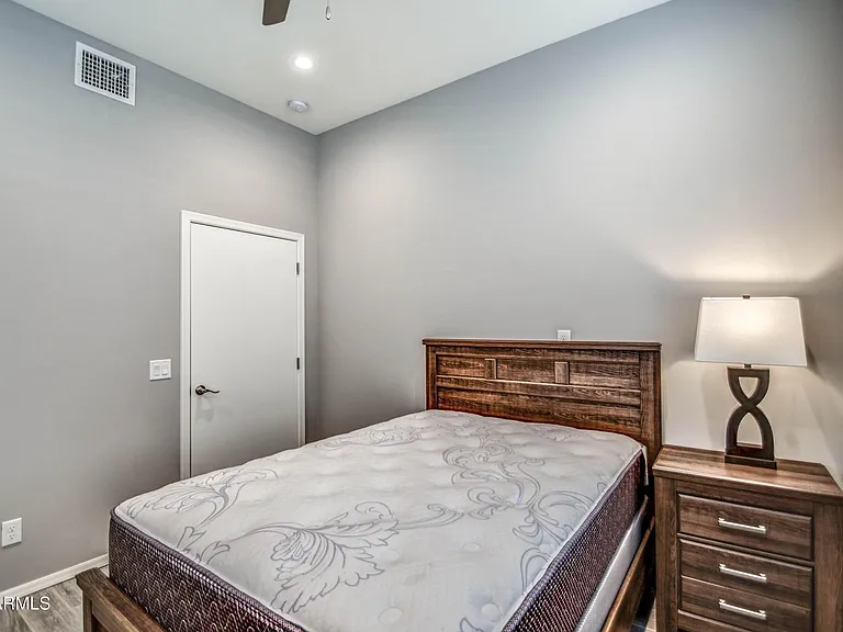 1037 S Farmer Ave — Photo 12