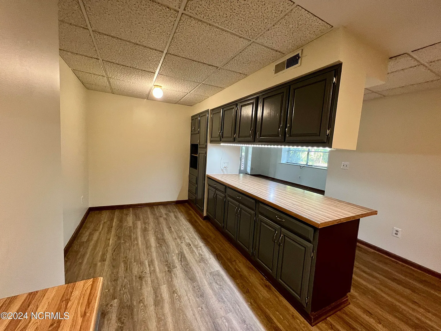 2 bed, 1.0 bath, $1,800 — Photo 4