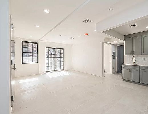 1st image of 2692 Creston Ave #2