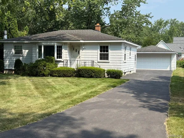 5524 Walling Dr, Waterford, MI 48329