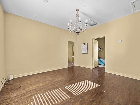 5th image of 923 E 7th St