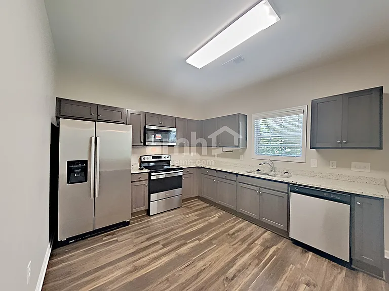 913 Beverly Ct — Photo 3