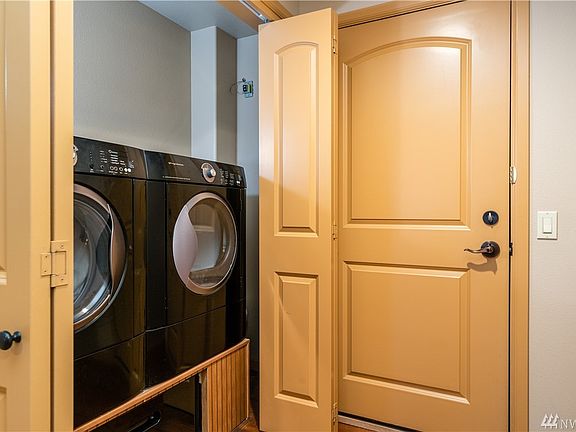 2nd image of 113 E Raymond St #1C