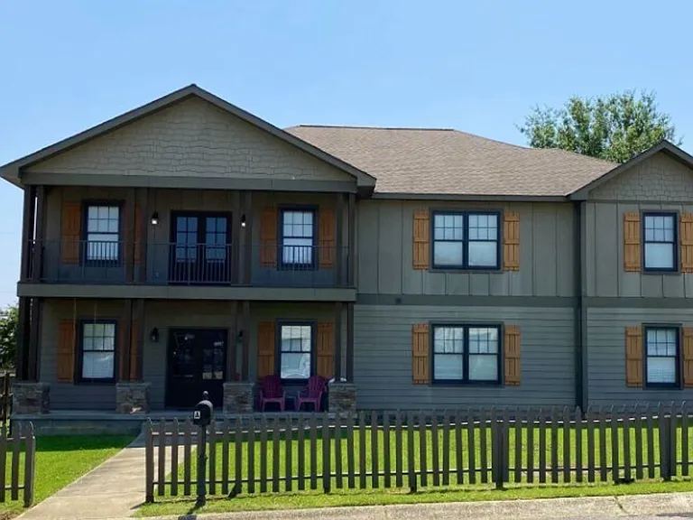 1435 Cloverdale Rd — Photo 2