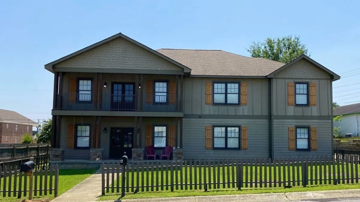 Building Photo - 1435 Cloverdale Rd