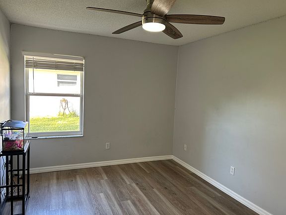 5th image of 36 Columbia Ln