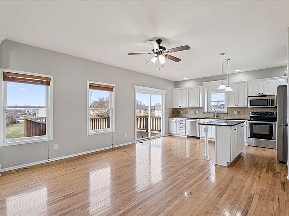 5th image of 518 SW Springfield Dr