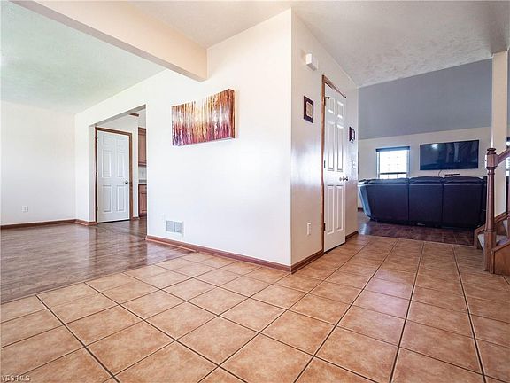 2nd image of 3884 Martins Run Dr