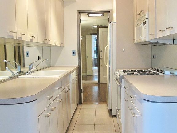 4th image of 333 W 56th St APT 10C