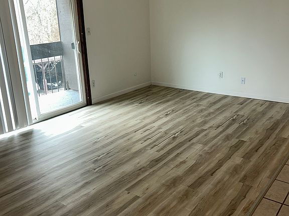 4th image of 5207 N Knoxville Ave APT 304