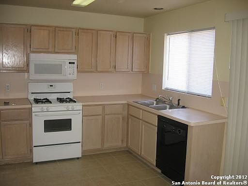 3rd image of 5915 Deer Lake Dr