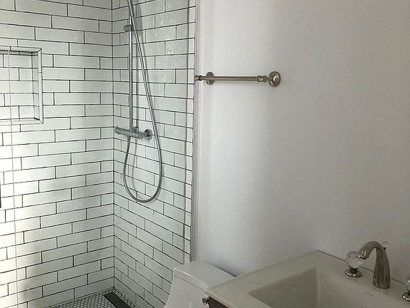 4th image of 631 Irvine Ave