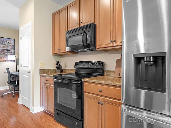 5th image of 119 Steinbeck Way APT E