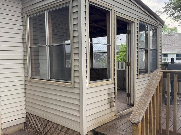 3rd image of 621 5th St SE