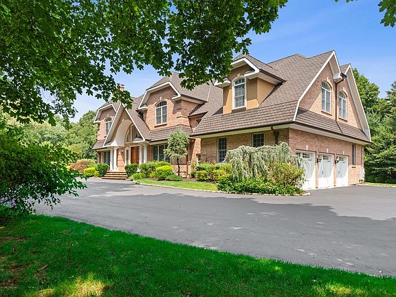 2nd image of 8 Pheasant Hill Ln