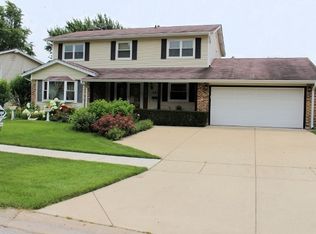 521 Yarmouth Rd, Elk Grove Village, IL 60007