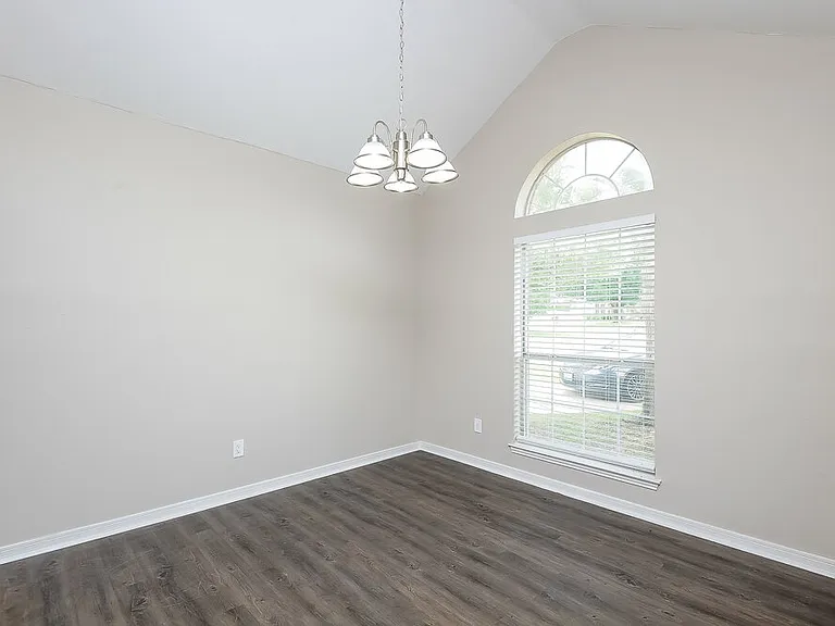 611 Inglewood Ct — Photo 5