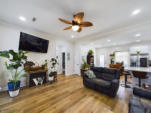 3rd image of 1282 N Broadway