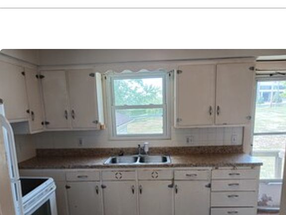5th image of 915 5th St