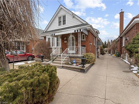 3rd image of 193 Huxley Ave S