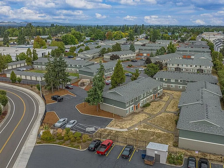 Brighton Park East Apartments — Photo 30