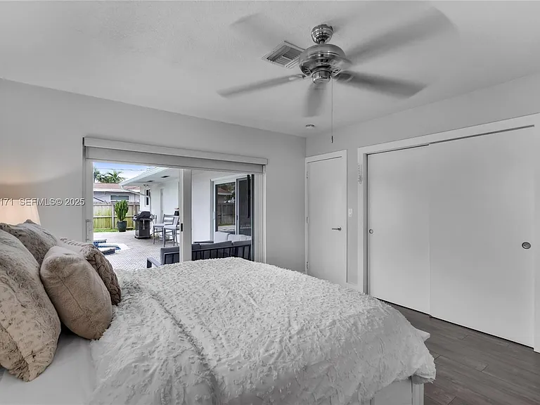 251 SE 8th St — Photo 13